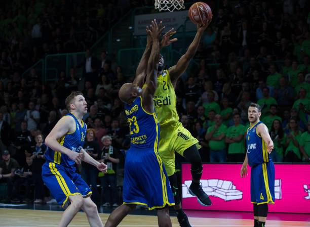 阿尔瓦雷斯 阿尔瓦雷斯